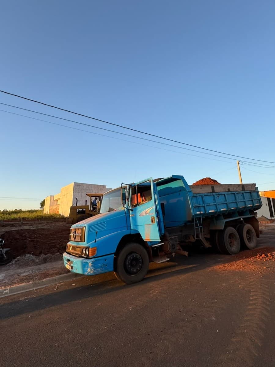 Basculante carregado a caminho da obra