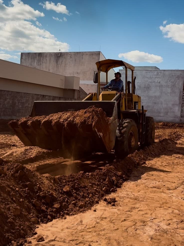 Pá carregadeira escavando