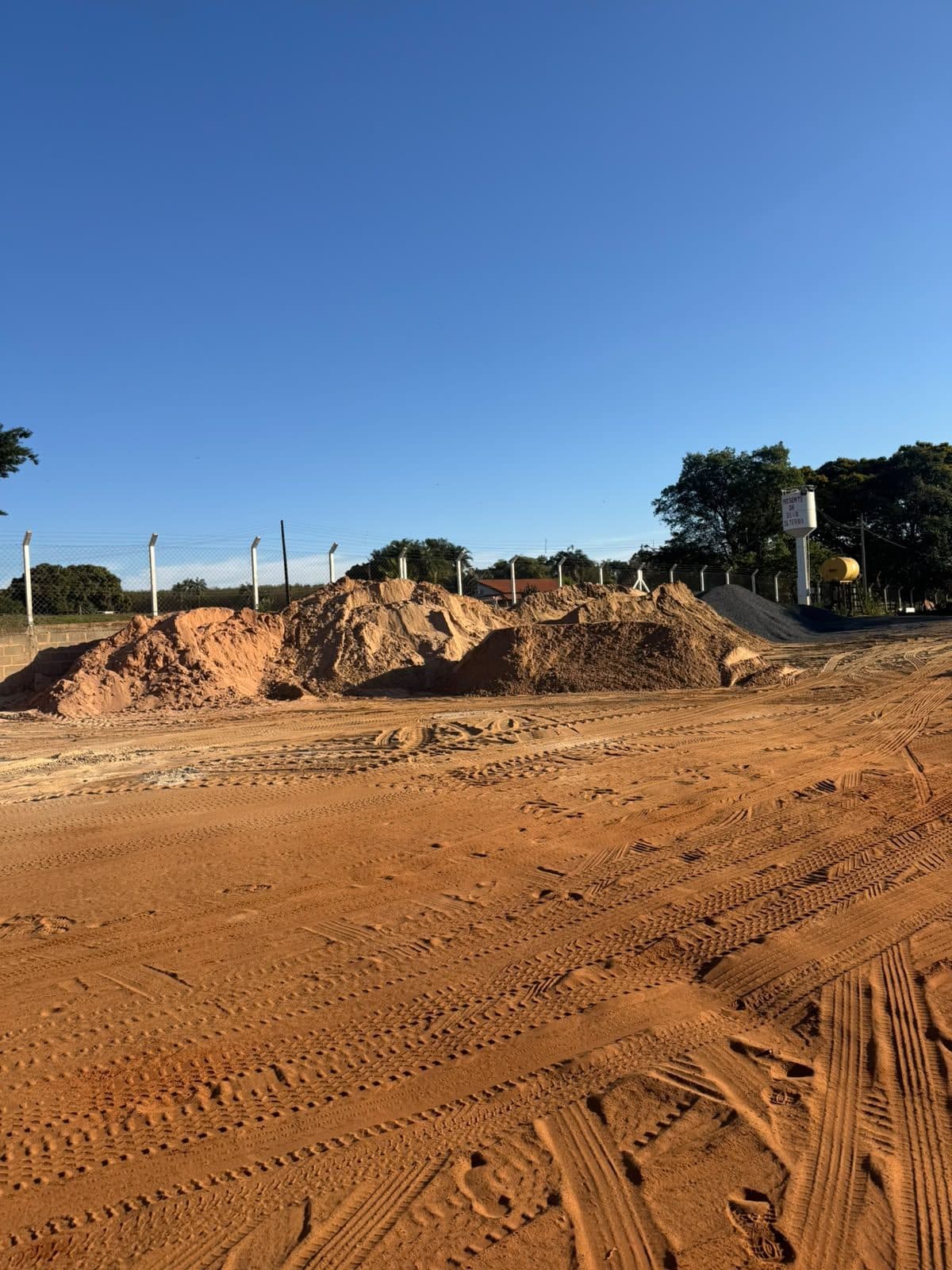 Pátio da D.A. TERRA com montes de areia e brita