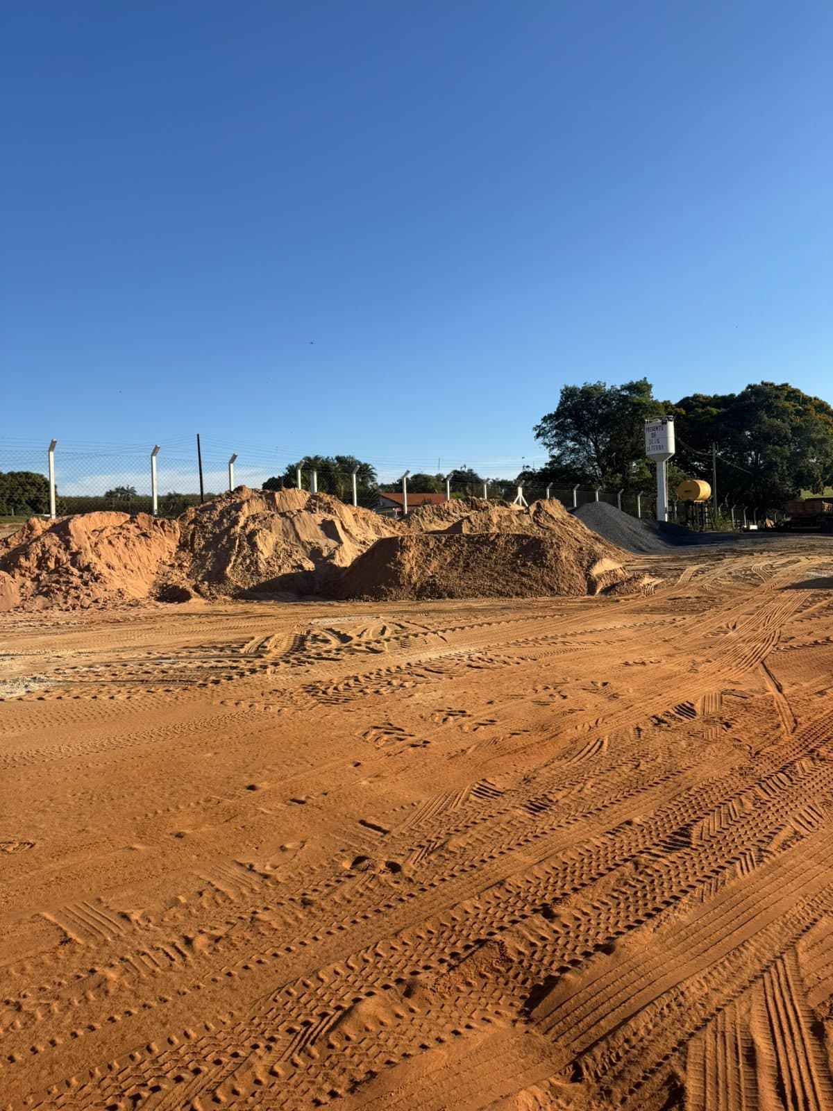 Montes de areia no pátio da D.A. TERRA